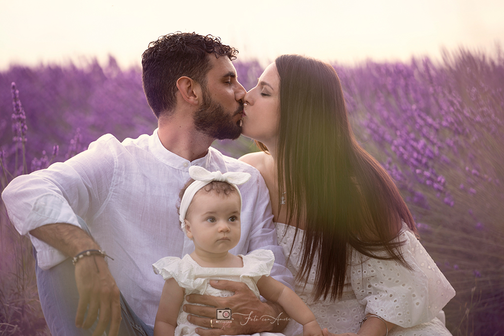 fotografie famiglia nei campi di lavanda