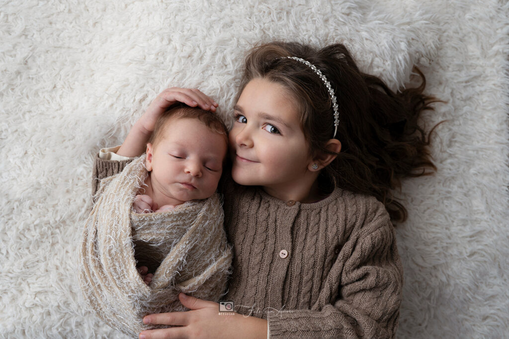 newborn con fratellini